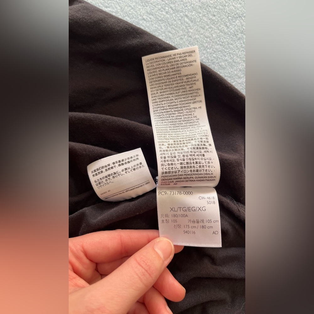 Levi's Black Tee w’ Rainbow Size XL - Picture 8 of 9